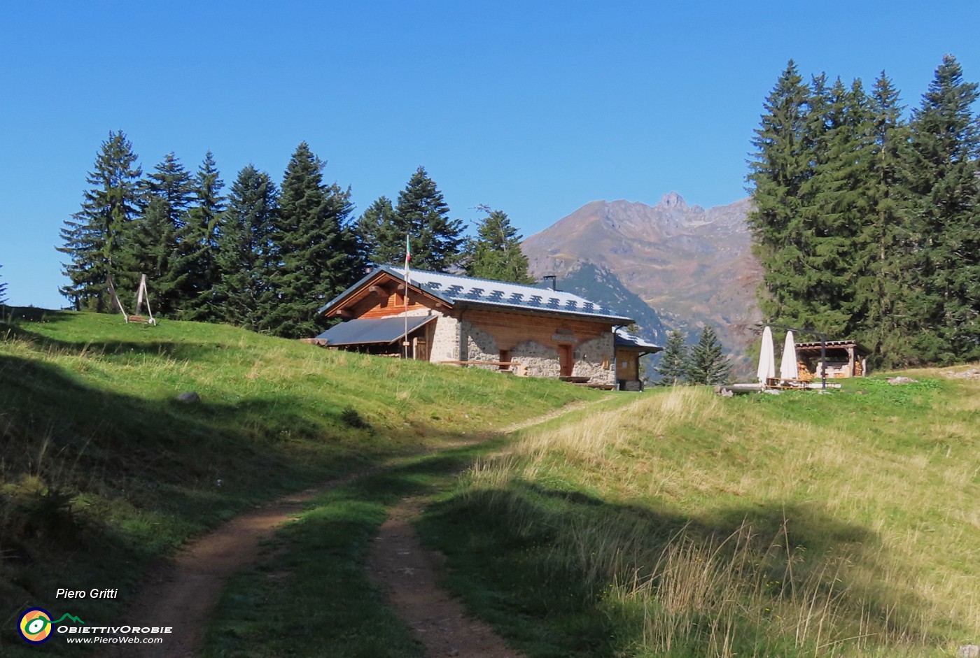 34 Rif. Alpe Cantedoldo (1500 m) con vista verso il Monte Valletto.JPG